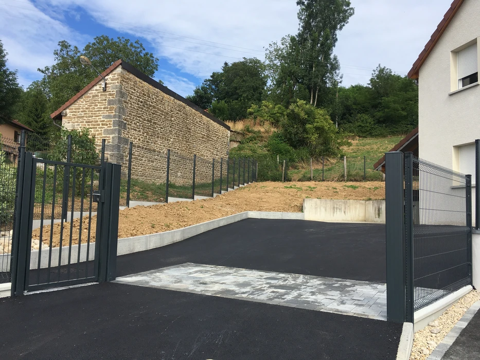 Piscine creusée circulaire avec eau bleue cristalline dans jardin résidentiel paysagé
