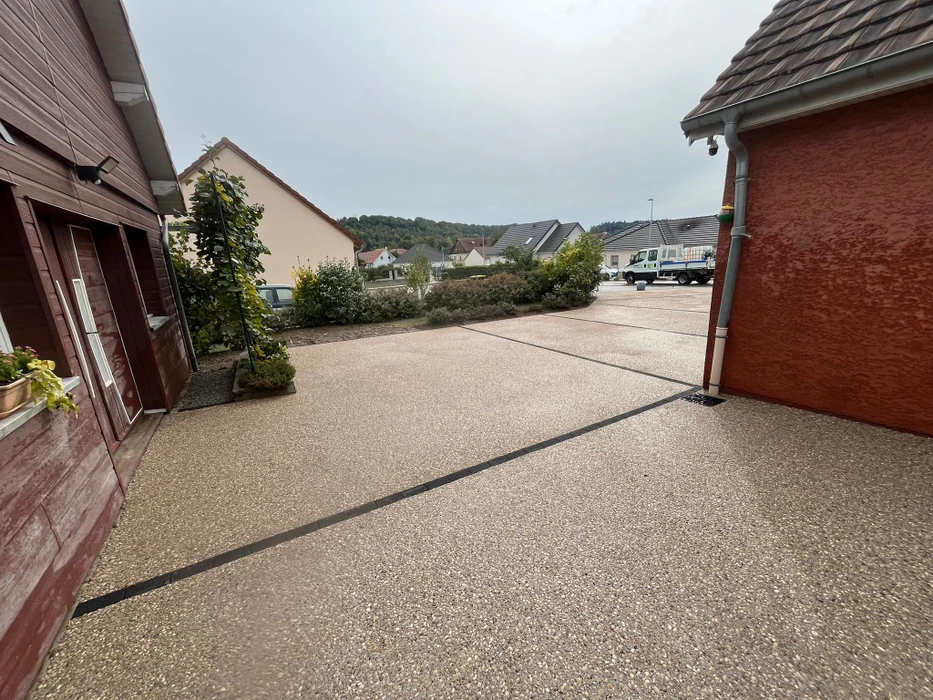 Piscine creusée circulaire avec eau bleue cristalline dans jardin résidentiel paysagé
