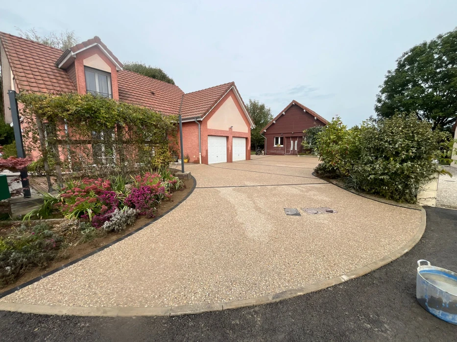 Piscine creusée circulaire avec eau bleue cristalline dans jardin résidentiel paysagé