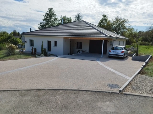 Piscine creusée circulaire avec eau bleue cristalline dans jardin résidentiel paysagé