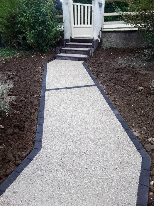 Escalier intérieur moderne en bois naturel avec marches et contremarches en parquet massif