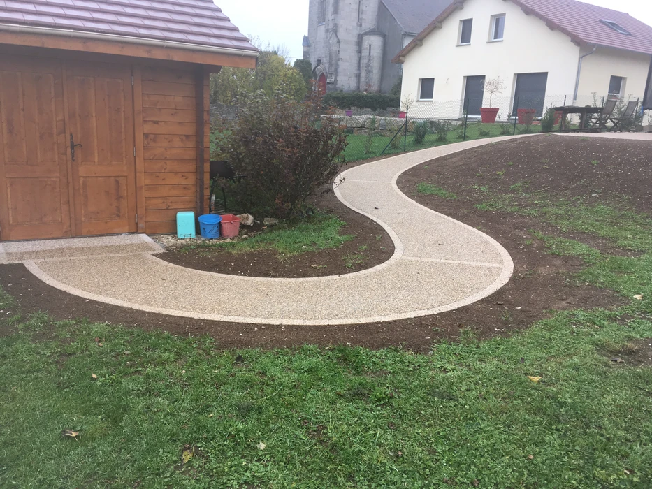 Entrée extérieure d'habitation moderne avec escalier en bois exotique, rampe métallique design et jardinières alignées contenant des plantes tropicales colorées
