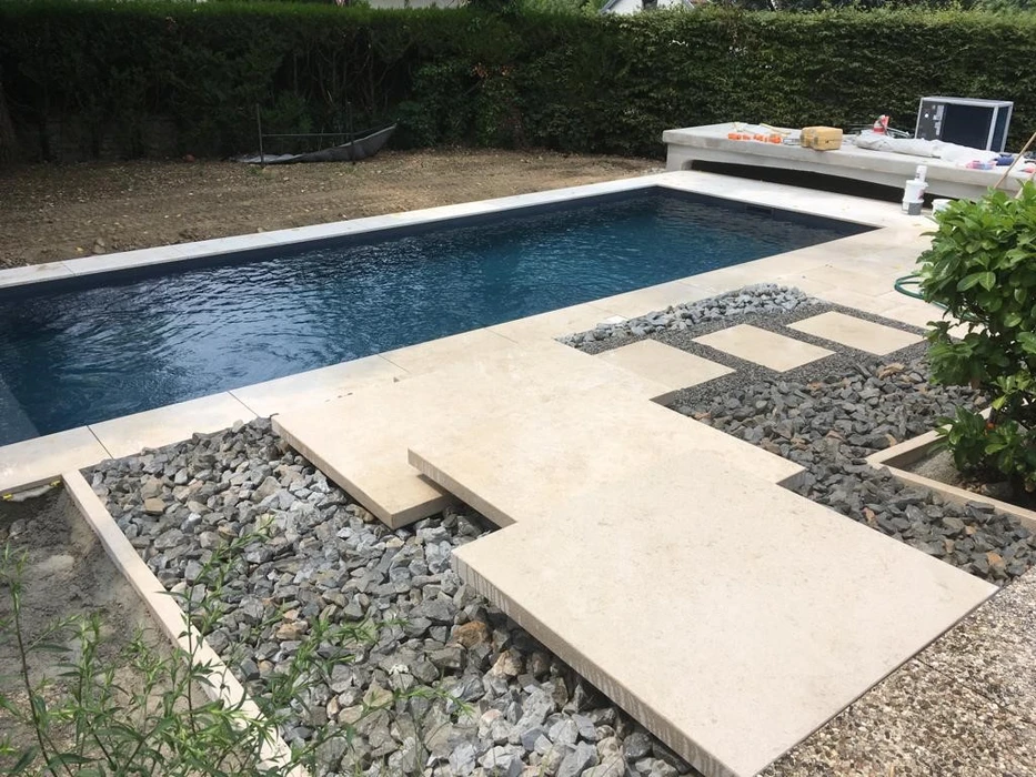 Route pavée bordée d'une allée de cyprès de Toscane menant à travers un paysage viticole vallonné