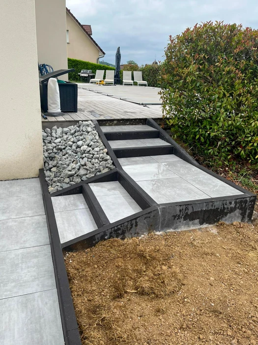 Escalier moderne en bois clair avec garde-corps en verre trempé et main courante en chêne