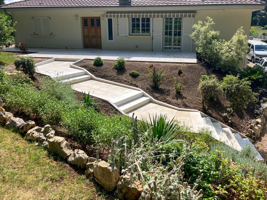 Escalier intérieur moderne en bois naturel avec marches et contremarches en parquet massif